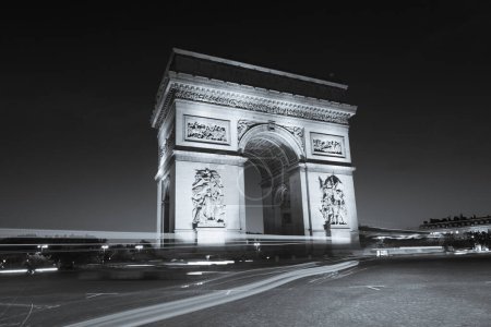 Foto de Vista nocturna del Arco del Triunfo - Arco del Triunfo en París, Francia - Imagen libre de derechos