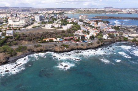 Téléchargez les photos : Vue aérienne de la ville de Praia à Santiago - Capitale des Îles du Cap-Vert - Cabo Verde - en image libre de droit