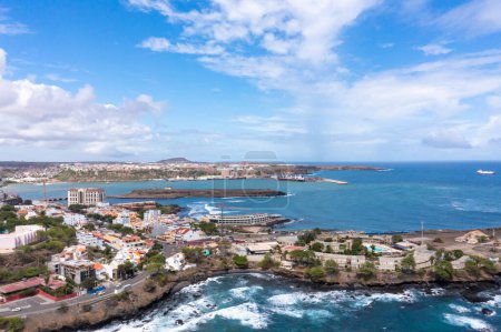 Foto de Vista aérea de la ciudad de Praia en Santiago - Capital de Cabo Verde - Cabo Verde - Imagen libre de derechos