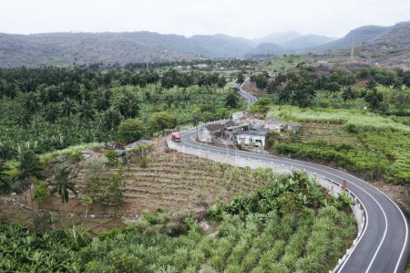 Téléchargez les photos : Paysage montagneux et verdoyant de l'île Santiago en saison des pluies - Cap Vert - en image libre de droit