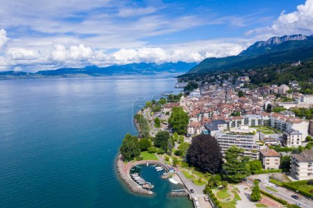 Foto de Vista aérea de la ciudad de Evian (Evian-Les-Bains) en Haute-Savoie en Francia - Imagen libre de derechos