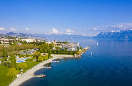 Téléchargez les photos : Vue aérienne du front de mer Ouchy à Lausanne, Suisse - en image libre de droit