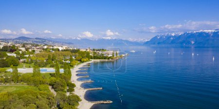 Téléchargez les photos : Vue aérienne du front de mer Ouchy à Lausanne, Suisse - en image libre de droit