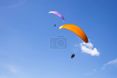 Foto de Parapente sobre un cielo azul en Annecy Francia - Imagen libre de derechos