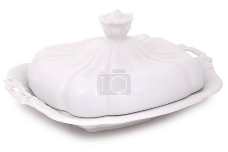 Téléchargez les photos : Beurre de porcelaine vintage plat avec couvercle isolé sur blanc - en image libre de droit