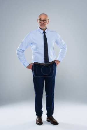 Téléchargez les photos : Toute la longueur de l'homme professionnel d'âge moyen portant chemise et cravate et debout à fond isolé. Espace de copie. - en image libre de droit