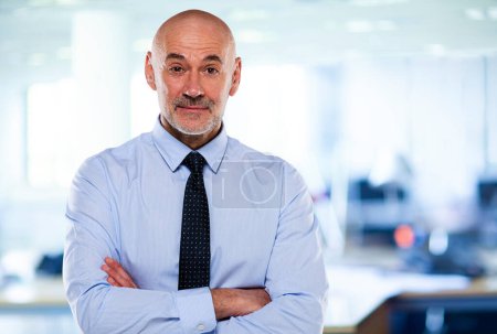Foto de Un hombre parado en la oficina y mirando sorprendido. Empresario con camisa y corbata. - Imagen libre de derechos