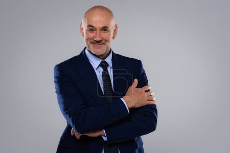 Foto de Recortado tiro de hombre de negocios sonriente con traje y corbata y de pie en el fondo gris aislado. Copiar espacio. - Imagen libre de derechos
