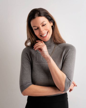 Foto de Primer plano de una atractiva mujer de mediana edad que usa suéter de cuello alto sobre un fondo aislado. Copiar espacio. - Imagen libre de derechos