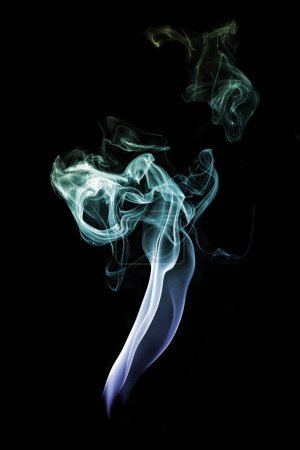 Téléchargez les photos : Fond abstrait de fumée sur noir - en image libre de droit