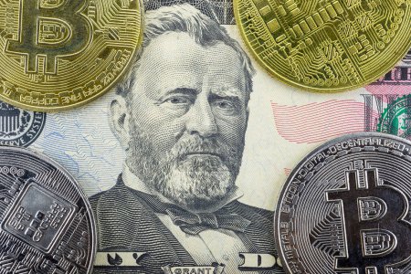 Téléchargez les photos : Bitcoin pièces sur billet de cinquante dollars gros plan - en image libre de droit