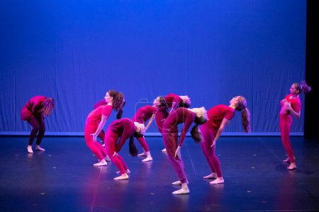 Téléchargez les photos : FARO, PORTUGAL - 16 JUILLET 2022 : Groupe de danse contemporaine exécutant un numéro de danse dans le théâtre historique de Lethes situé sur la ville de Faro, Portugal. - en image libre de droit