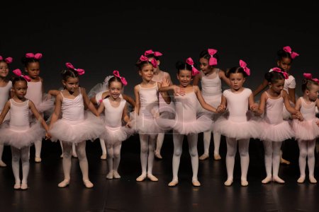 Téléchargez les photos : FARO, PORTUGAL - 16 JUILLET 2022 : Groupe de jeunes enfants dansant un numéro de danse d'été dans le théâtre historique de Lethes situé sur la ville de Faro, Portugal. - en image libre de droit
