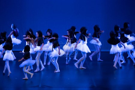 Téléchargez les photos : FARO, PORTUGAL - 16 JUILLET 2022 : Groupe de jeunes enfants dansant un numéro de danse d'été dans le théâtre historique de Lethes situé sur la ville de Faro, Portugal. - en image libre de droit