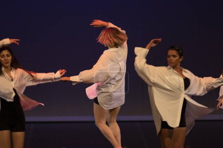 Téléchargez les photos : FARO, PORTUGAL - 16 JUILLET 2022 : Groupe de danse contemporaine exécutant un numéro de danse dans le théâtre historique de Lethes situé sur la ville de Faro, Portugal. - en image libre de droit
