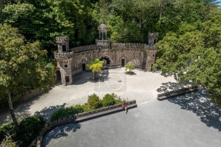 Foto de Hermosos detalles de primer plano en Quinta da Regaleira, un parque y palacio jardín construido a finales de la década de 1800 situado en Sintra, Portugal. - Imagen libre de derechos
