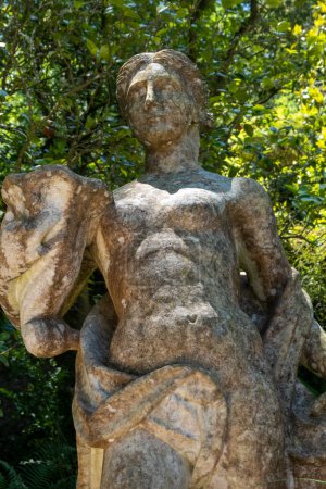 Foto de Hermosos detalles de la estatua en Quinta da Regaleira, un parque y palacio jardín construido a finales del siglo XIX situado en Sintra, Portugal. - Imagen libre de derechos