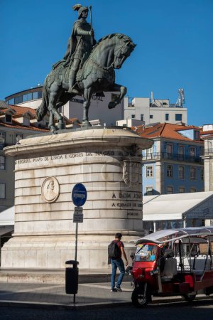 Foto de LISBOA, PORTUGAL - 28 DE JUNIO DE 2022: Vista de la estatua de bronce Dom Joao I en la Plaza de Figueira, Lisboa, Portugal. - Imagen libre de derechos