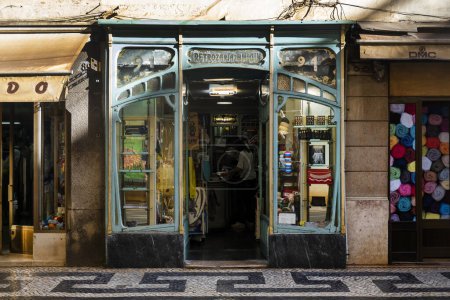 Téléchargez les photos : LISBONNE, PORTUGAL, 28 JUIN 2022 : Vue du célèbre magasin historique, Retrozaria Bijou, une mercerie vintage ouverte depuis 1915, l'un des établissements les plus anciens et les plus célèbres de Lisbonne. - en image libre de droit
