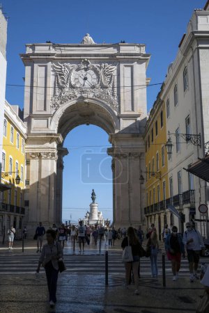 Foto de LISBOA, PORTUGAL, 28 DE JUNIO DE 2022: Vista del famoso arco histórico de la calle Augusta, una popular atracción turística ubicada en Lisboa, Portugal. - Imagen libre de derechos