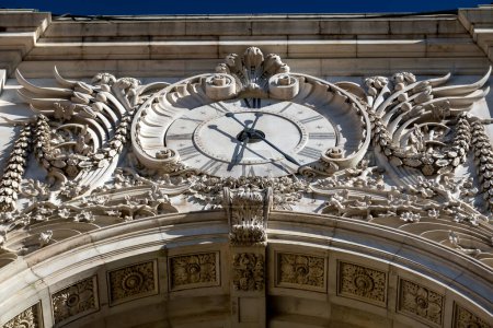 Téléchargez les photos : Vue détaillée de l'horloge depuis le célèbre arc historique de la rue Augusta, une attraction touristique populaire située à Lisbonne, Portugal. - en image libre de droit