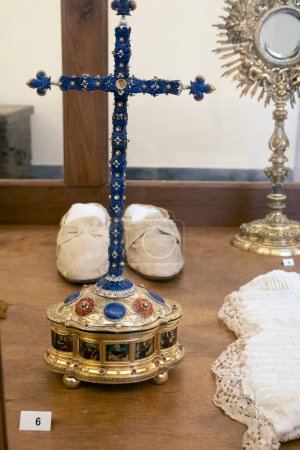 Foto de MAFRA, PORTUGAL - 29 DE JUNIO DE 2022: Vista de cerca de una cruz cristiana azul muy detallada en exhibición. - Imagen libre de derechos