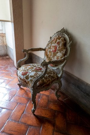 Foto de MAFRA, PORTUGAL - 29 DE JUNIO DE 2022: Vista de cerca de un antiguo sillón muy detallado. - Imagen libre de derechos