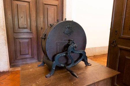 Téléchargez les photos : MAFRA, PORTUGAL - 29 JUIN 2022 : Antique roue de nettoyage, de polissage et d'affûtage Kent anglaise exposée au couvent de Mafra, Portugal. - en image libre de droit