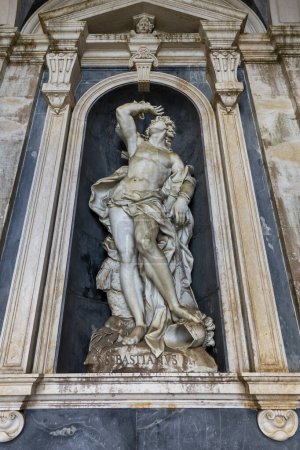 Téléchargez les photos : MAFRA, PORTUGAL - 29 JUIN 2022 : Vue de la belle et grande statue de Saint Sébastien sur le Palais de Mafra, Portugal. - en image libre de droit