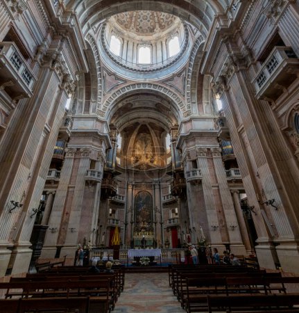 Foto de MAFRA, PORTUGAL - 29 DE JUNIO DE 2022: Vista del hermoso interior de la Catedral del Palacio de Mafra, Portugal. - Imagen libre de derechos