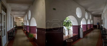 Foto de LOULE, PORTUGAL - 25 DE JUNIO DE 2022 - Vista interior del Instituto Superior Académico Dom Afonso III (inuaf) en la ciudad de Loule, Portugal. - Imagen libre de derechos