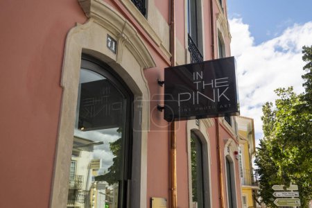 Téléchargez les photos : LOULE, PORTUGAL - 25 JUIN 2022 : Galerie photographique appelée "in the pink" située dans la ville de Loule, Portugal. - en image libre de droit
