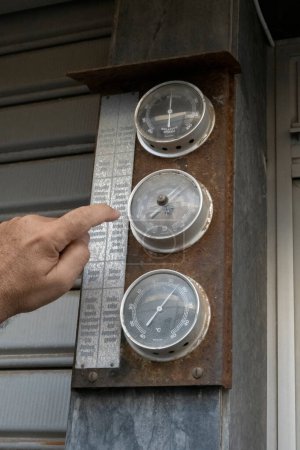Téléchargez les photos : Vue des compteurs vintage rouillés pour la température, l'humidité et la pression. - en image libre de droit