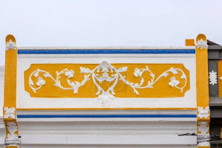 Téléchargez les photos : Architecture typique des bâtiments rustiques de l'Algarve avec des conceptions complexes de plates-formes. - en image libre de droit
