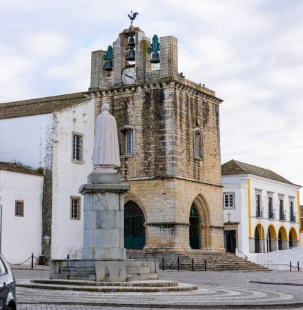 Foto de Vista de la histórica Iglesia de Se en la ciudad de Faro, situada en el casco antiguo de la ciudad, Portugal. - Imagen libre de derechos