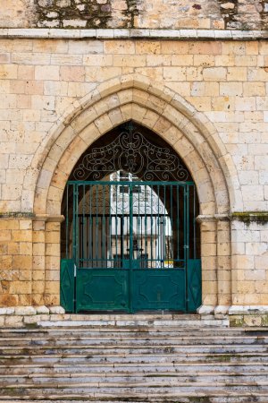 Foto de Vista de la histórica Iglesia de Se en la ciudad de Faro, situada en el casco antiguo de la ciudad, Portugal. - Imagen libre de derechos