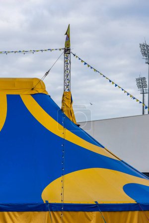 Téléchargez les photos : Spectacle de cirque itinérant sur la ville d'Olhao, située dans la région de l'Algarve. Portugal. - en image libre de droit