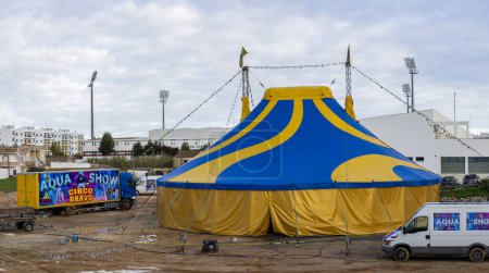 Téléchargez les photos : OLHAO, PORTUGAL - 11 DÉCEMBRE 2022 : Spectacle de cirque itinérant sur la ville d'Olhao, située dans la région de l'Algarve. Portugal. - en image libre de droit