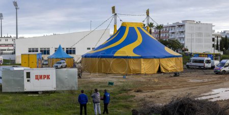 Téléchargez les photos : OLHAO, PORTUGAL - 11 DÉCEMBRE 2022 : Spectacle de cirque itinérant sur la ville d'Olhao, située dans la région de l'Algarve. Portugal. - en image libre de droit