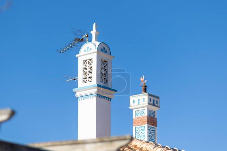Foto de Arquitectura típica de edificios rústicos del Algarve con intrincados diseños de platbands. - Imagen libre de derechos
