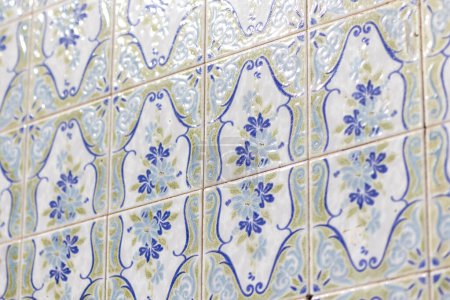 Téléchargez les photos : Typical architecture of Querenca buildings with cute design azulejos and intricate details, Algarve, Portugal. - en image libre de droit