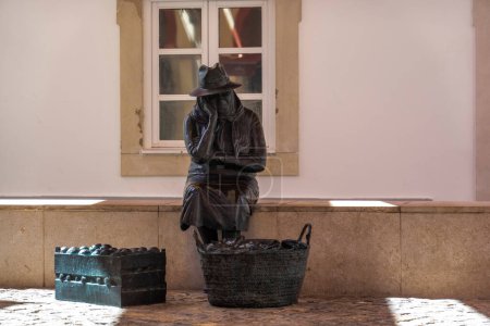 Téléchargez les photos : LOULE, PORTUGAL: 25th JUNE 2022 - Bronze statue of old saleswoman near the iconic market  in the city of Loule, Algarve, Portugal. - en image libre de droit