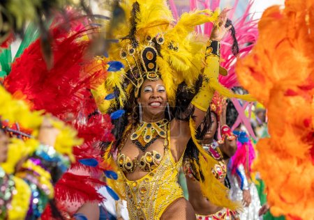 Téléchargez les photos : LOULE, PORTUGAL - 23ème FÉVRIER 2023 : Carnaval coloré (Carnaval) participants au festival Parade sur Loule ville, Portugal. - en image libre de droit