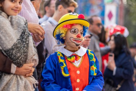 Téléchargez les photos : LOULE, PORTUGAL - 23ème FÉVRIER 2023 : Carnaval coloré (Carnaval) participants au festival Parade sur Loule ville, Portugal. - en image libre de droit