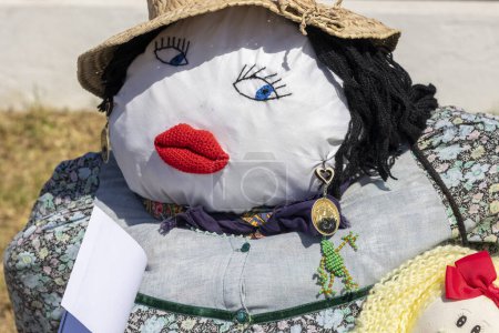 Téléchargez les photos : MARIM, PORTUGAL - 1er MAI 2023 : ancienne tradition de poupées artisanales appelées maios / maias, célébrant l'arrivée du printemps, situé sur la région de l'Algarve, au sud du Portugal. - en image libre de droit