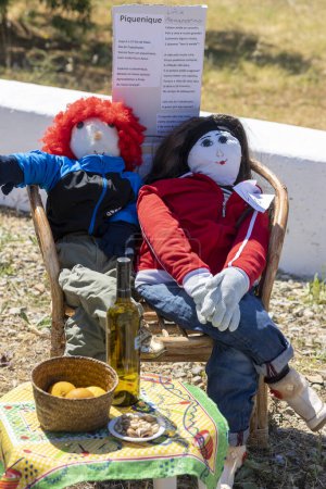Téléchargez les photos : MARIM, PORTUGAL - 1er MAI 2023 : ancienne tradition de poupées artisanales appelées maios / maias, célébrant l'arrivée du printemps, situé sur la région de l'Algarve, au sud du Portugal. - en image libre de droit