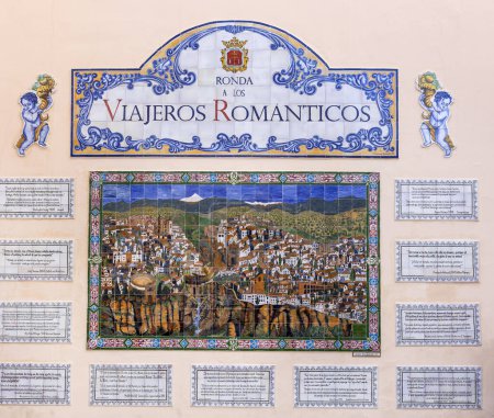 Foto de Ronda, España - 20 de octubre de 2023: mural azulejo con azulejos pintados de Martin Rivero compuesto por proverbios de autores históricos que describen la romántica ciudad de Ronda. - Imagen libre de derechos