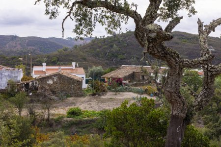 Foto de Casa rural en las montañas en la región del interior del Algarve, Portugal. - Imagen libre de derechos
