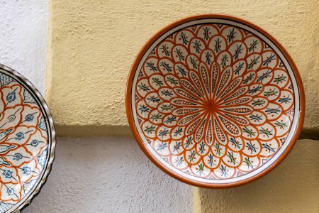 Vista de cerca de los detalles de diseño de placas de cerámica de la región de Andalucía, España.