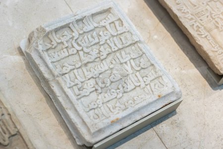 Foto de Piezas de escritura cuneiforme tableta árabe de la colección de Loringiana, situada en el museo de Málaga, España. - Imagen libre de derechos